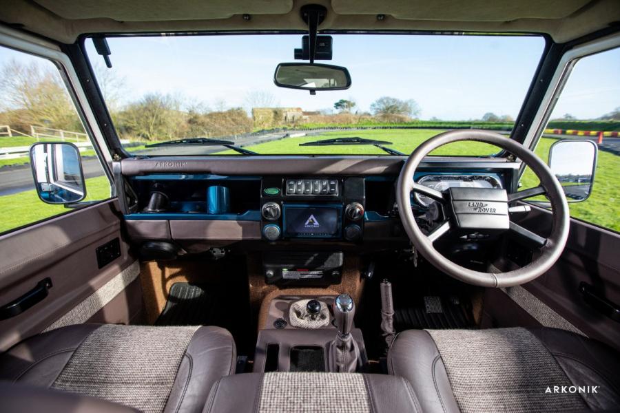 Торпедо Land Rover Defender 110 UJO by Arkonik 2020 года  (фото 10 из 27)